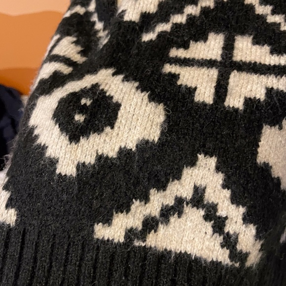 H&M (super comfy) SWEATER SIZE XS NWT AZTEC - Picture 3 of 6